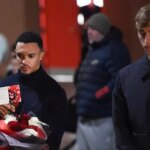 Trent Alexander-Arnold a Dean Huijsen vzdávajú hold Diogovi Jotovi na Anfielde