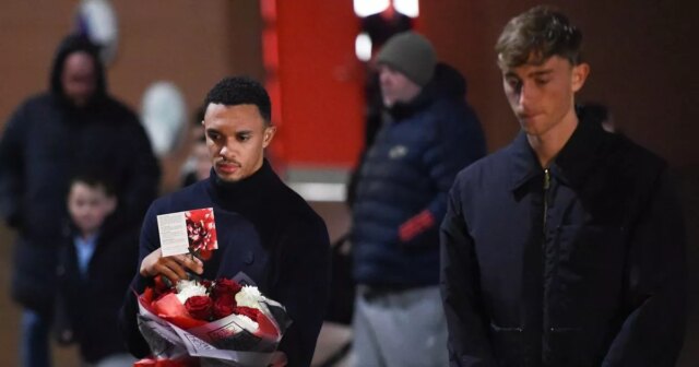 Trent Alexander-Arnold a Dean Huijsen vzdávajú hold Diogovi Jotovi na Anfielde