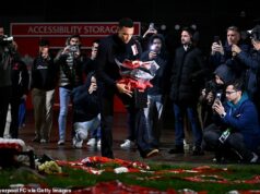 Trent Alexander-Arnold zdieľa srdcervúci odkaz Diogovi Jotovi, ktorý kladie veniec na pamiatku svojho bývalého spoluhráča pri návrate do Liverpoolu Trent Alexander-Arnold položil niekoľko kvetov na pamiatku Dioga Jotu a jeho brata Andrého