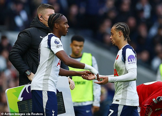 Trestné rozhodnutie Rubena Amorima, ktoré necháva Man United odhalený... a Mathys Tel nastúpil za Tottenham proti Manchestru United, ale striedanie bolo vypískané