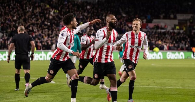 Igor Thiago z Brentfordu oslavuje 