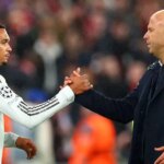 Trent Alexander-Arnold z Realu Madrid si podáva ruku s manažérom Liverpoolu Arne Slotom po mizernom návrate na Anfield