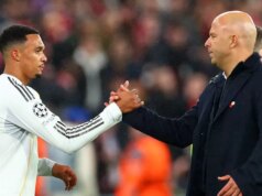 Trojslovný verdikt Arneho Slotu nad Trentom Alexandrom-Arnoldom po správe pre bývalú hviezdu Liverpoolu Trent Alexander-Arnold z Realu Madrid si podáva ruku s manažérom Liverpoolu Arne Slotom po mizernom návrate na Anfield