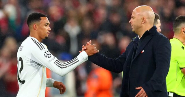 Trojslovný verdikt Arneho Slotu nad Trentom Alexandrom-Arnoldom po správe pre Trent Alexander-Arnold z Realu Madrid si podáva ruku s manažérom Liverpoolu Arne Slotom po mizernom návrate na Anfield