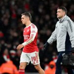 Leandro Trossard je striedaný počas súboja Arsenalu v Lige majstrov proti Bayernu Mníchov.