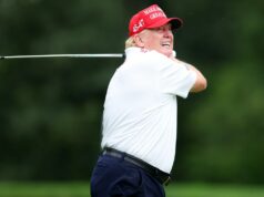 Trump potopil žetón vo virálnom golfovom videu po tom, čo získal 38 majstrovských titulov v golfe Trump potopil žetón vo virálnom golfovom videu po tom, čo získal 38 majstrovských titulov v golfe