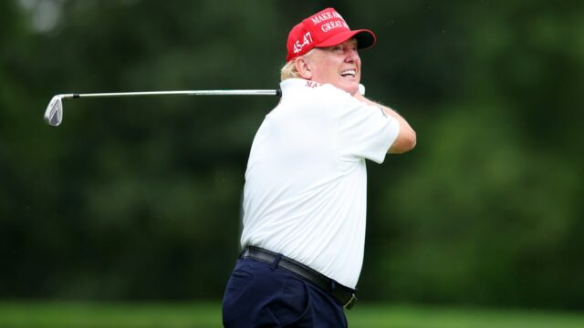 Trump potopil žetón vo virálnom golfovom videu po tom, čo Trump potopil žetón vo virálnom golfovom videu po tom, čo získal 38 majstrovských titulov v golfe