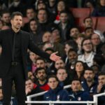 Diego Simeone vyzerá skľúčene počas zápasu fázy MD3 Ligy majstrov UEFA 2025/26 medzi Arsenal FC a Atletico de Madrid na štadióne Arsenalu.
