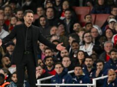 UEFA rozhodla o dvojitom treste pre Atlético Madrid po súboji s Arsenalom Diego Simeone vyzerá skľúčene počas zápasu fázy MD3 Ligy majstrov UEFA 2025/26 medzi Arsenal FC a Atletico de Madrid na štadióne Arsenalu.
