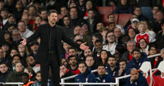UEFA rozhodla o dvojitom treste pre Atlético Madrid po súboji Diego Simeone vyzerá skľúčene počas zápasu fázy MD3 Ligy majstrov UEFA 2025/26 medzi Arsenal FC a Atletico de Madrid na štadióne Arsenalu.
