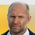 Tom Cannon z Sheffieldu United bojuje o držanie lopty s Harrym Winksom z Leicestru City.