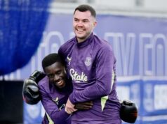 Usmievavá dvojica z Evertonu Idrissa Gueye a Michael Keane zakopali na tréningu vojnovú sekeru po zúrivej hádke na ihrisku na Old Trafford, v dôsledku ktorej Senegalčana vylúčili za FACKOVANIE vlastného spoluhráča. Idrissa Gueye a Michael Keane zakopali vojnovú sekeru po ich pondelkovej hádke