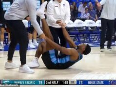 V divokom momente tréneri brutálne vyvliekli z ihriska zraneného basketbalistu z Havajskej pacifickej univerzity Joshua West mal herné maximum 23 bodov, než utrpel vážne kŕče v závere zápasu