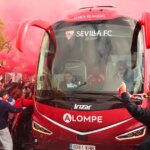 Tréner tímu FC Sevilla prichádza na štadión pred zápasom LaLiga EA Sports medzi FC Sevilla a Real Betis Balompie na štadióne Ramon Sanchez Pizjuan 30. novembra 2025 v španielskej Seville.