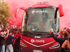 V intenzívnom derby La Ligy, ktoré sa cíti ako hra v Južnej Amerike Tréner tímu FC Sevilla prichádza na štadión pred zápasom LaLiga EA Sports medzi FC Sevilla a Real Betis Balompie na štadióne Ramon Sanchez Pizjuan 30. novembra 2025 v španielskej Seville.