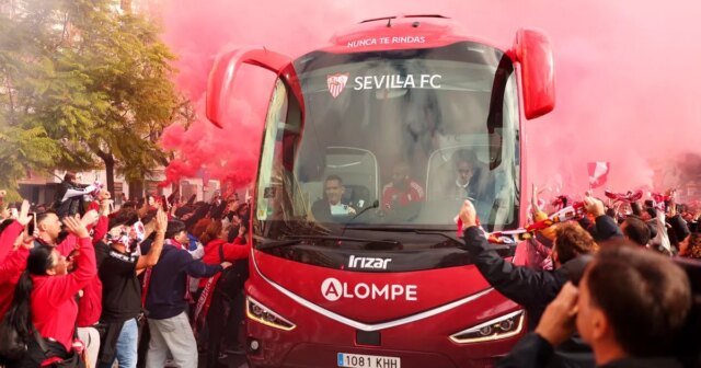 V intenzívnom derby La Ligy, ktoré sa cíti ako hra Tréner tímu FC Sevilla prichádza na štadión pred zápasom LaLiga EA Sports medzi FC Sevilla a Real Betis Balompie na štadióne Ramon Sanchez Pizjuan 30. novembra 2025 v španielskej Seville.