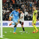 Bývalý brankár Manchestru City Ederson bol cez víkend terčom pohárov z davu v istanbulskom derby