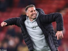 V pláne Roba Edwardsa na záchranu Wolves: Špeciálna kvalita, ktorú použije na zjednotenie klubu, prečo sa zamestnanci tešia z jeho vymenovania a hviezdy, ktoré sa bude snažiť získať v rozhodujúcom januárovom prestupovom období Wolves sa obrátili na Roba Edwardsa, aby zachránil svoju sezónu po hroznom začiatku kampane pod Vitorom Pereirom