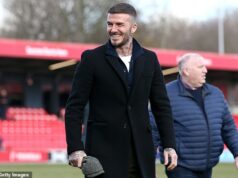 V rámci reštartu Salford City od Davida Beckhama: Ako „Brand Beckham“ prináša hotovosť z Indie, prečo mení súpravu na oranžovú a ako legenda Man United robí revolúciu v klube po rozpade projektu Class of 92 Spolumajiteľ Salford City Sir David Beckham navštevuje štadión Peninsula, kde sa v poslednom čase stal oveľa praktickejším. Klub má novú vlastnícku štruktúru