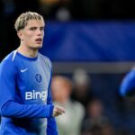 Alejandro Garnacho z Chelsea FC sa pozerá na zápas MD3 fázy Ligy majstrov UEFA 2025/26 medzi Chelsea FC a AFC Ajax na Stamford Bridge 22. októbra 2025 v Londýne v Anglicku