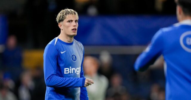   Alejandro Garnacho z Chelsea FC sa pozerá na zápas MD3 fázy Ligy majstrov UEFA 2025/26 medzi Chelsea FC a AFC Ajax na Stamford Bridge 22. októbra 2025 v Londýne v Anglicku