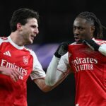 Eberechi Eze oslavuje skórovanie 4. gólu Arsenalu, jeho 3., s Declanom Riceom