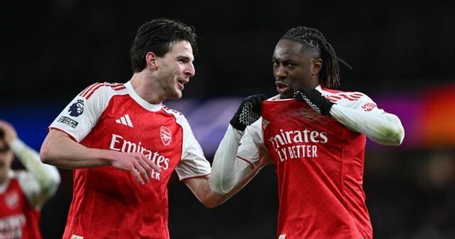   Eberechi Eze oslavuje skórovanie 4. gólu Arsenalu, jeho 3., s Declanom Riceom