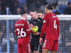 Vedec Sky Sports požaduje zmenu pravidiel po spore v Liverpoole – „Príliš komplikované“ MANCHESTER, ANGLICKO - 2. mája: Bývalý obranca Manchestru City Micah Richards v úlohe médií pred zápasom Premier League medzi Manchester City a Wolverhampton Wanderers na Etihad Stadium 2. mája 2025 v anglickom Manchestri. (Foto Alex Dodd – CameraSport cez Getty Images)