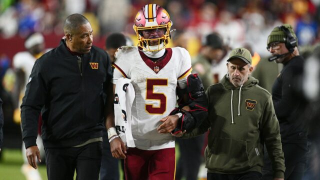 Velitelia čelia spätnej reakcii za to, že držali Jaydena Danielsa vo vypadnutom zápase uprostred zranenia
