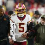 Veliteľov Jayden Daniels si počas výpadku vykĺbil lakeť