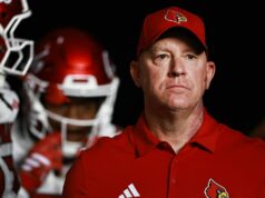 Veľká porota obvinila obyvateľa Texasu z údajného vyhrážania sa trénerovi Louisville Veľká porota obvinila obyvateľa Texasu z údajného vyhrážania sa trénerovi Louisville