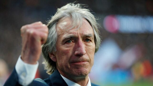 Veľký Billy Bonds z West Hamu zomrel vo veku 79 Veľký Billy Bonds z West Hamu zomrel vo veku 79 rokov, hráči nosili počas zápasu Liverpoolu čierne pásky