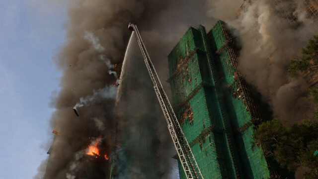 Veľký požiar uvádza Hongkong do stavu najvyššej pohotovosti, keďže hasiči bojujú s požiarom | Newsfeed
