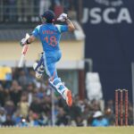 Ventilátor narušil bezpečnosť, aby sa dotkol nôh Virata Kohliho po tom, čo cesto dosiahne vynikajúce storočie v 1. IND vs SA 2025 ODI (Watch)