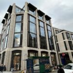 Manchester United ukončil 10-ročný prenájom kancelárskych priestorov v Kensingtone a zmenšil ich počet