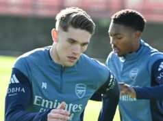 Viktor Gyokeres a osem ďalších hviezd Arsenalu sa počas reprezentačnej prestávky chystá na extra tréning SINGAPUR, SINGAPUR – 21. JÚLA: (LR) Martin Odegaard a Kai Havertz z Arsenalu počas tréningu v Singapore Sports Hub 21. júla 2025 v Singapure. (Foto: Stuart MacFarlane/Arsenal FC cez Getty Images)