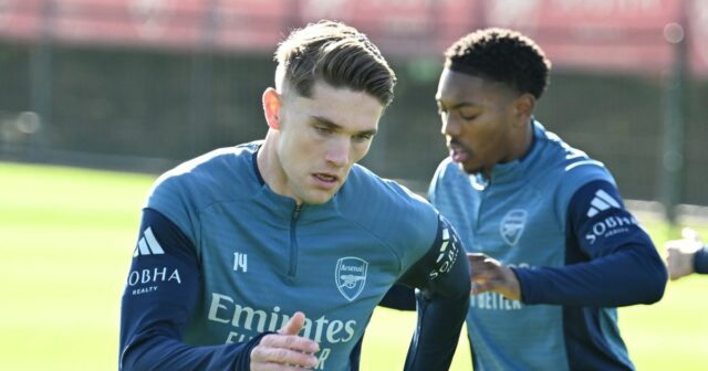 SINGAPUR, SINGAPUR – 21. JÚLA: (LR) Martin Odegaard a Kai Havertz z Arsenalu počas tréningu v Singapore Sports Hub 21. júla 2025 v Singapure. (Foto: Stuart MacFarlane/Arsenal FC cez Getty Images)