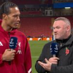 Wayne Rooney (vpravo) a Virgil van Dijk sa stretli tvárou v tvár niekoľko dní po ich spore
