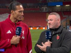 Virgil van Dijk sa OPÄŤ zameriava na Wayna Rooneyho v napätom živom rozhovore, keď sa kapitán Liverpoolu a učenec stretávajú niekoľko dní po spore o kritiku legendy Man United. Wayne Rooney (vpravo) a Virgil van Dijk sa stretli tvárou v tvár niekoľko dní po ich spore