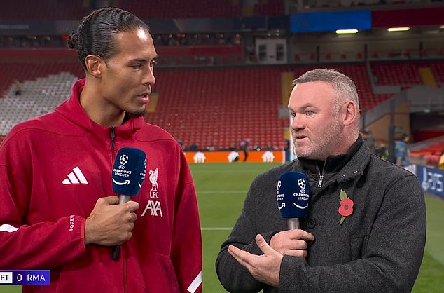 Virgil van Dijk sa OPÄŤ zameriava na Wayna Rooneyho v Wayne Rooney (vpravo) a Virgil van Dijk sa stretli tvárou v tvár niekoľko dní po ich spore