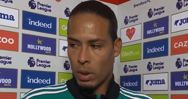 Virgil van Dijk ukazuje na svojho tímového kolegu