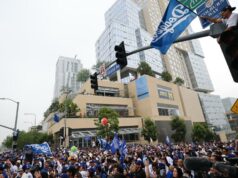Víťazná prehliadka Los Angeles Dodgers priťahuje tisíce fanúšikov Víťazná prehliadka Los Angeles Dodgers priťahuje tisíce fanúšikov