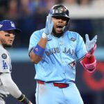 Vladimir Guerrero mladší oblieka dres Marie-Phillp Poulin pred Svetovou sériou