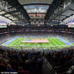 Ford Field a Detroit Lions vystavujú na ihrisku veľkú vlajku Spojených štátov amerických počas národnej hymny na počesť veteránov po obradoch Dňa veteránov v roku 2019