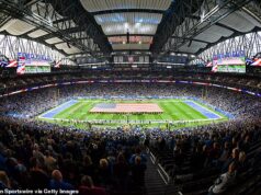 Vládne odstavenie zasiahlo NFL, pretože Pentagon zakázal nadjazdy a členov služby na každoročných vojenských oslavách Ford Field a Detroit Lions vystavujú na ihrisku veľkú vlajku Spojených štátov amerických počas národnej hymny na počesť veteránov po obradoch Dňa veteránov v roku 2019