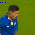 Vlastným gólom Julesa Koundeho vedie Chelsea proti Barcelone