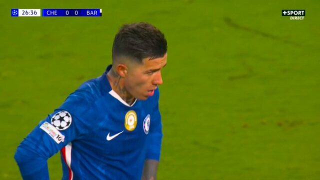 Vlastným gólom Julesa Koundeho vedie Chelsea proti Barcelone
