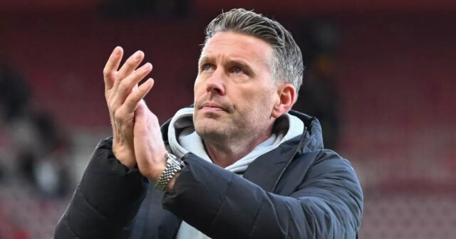 Vlci dostávajú podporu Roba Edwardsa, keď Middlesbrough zruší tlačovú konferenciu Rob Edwards, manažér Middlesbrough, tlieska fanúšikom po záverečnom hvizde počas zápasu Sky Bet Championship medzi Middlesbrough a Wrexham na štadióne Riverside v Middlesbrough 25. októbra 2025. (Foto: Trevor Wilkinson/MI News/NurPhoto cez Getty Images)