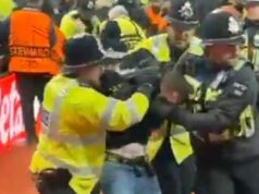 Vnútorné násilie Aston Villa vs Young Boys, keď fanúšikovia udierajú políciu a hviezda krváca V stredu večer boli škaredé scény