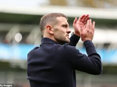 Vnútri oživenia mesta Luton Town Jacka Wilshera: Ako bývalý muž z Arsenalu získava hráčov tvrdou prácou a nočnými WhatsApps, špeciálnou úlohou, ktorú dostal zranená hviezda, a odpoveďou na odporné zneužívanie, ktoré dokazuje jeho emocionálnu inteligenciu Bývalý hráč Anglicka a Arsenalu Jack Wilshere robí prvé kroky vo vrcholovom manažmente v Lutone